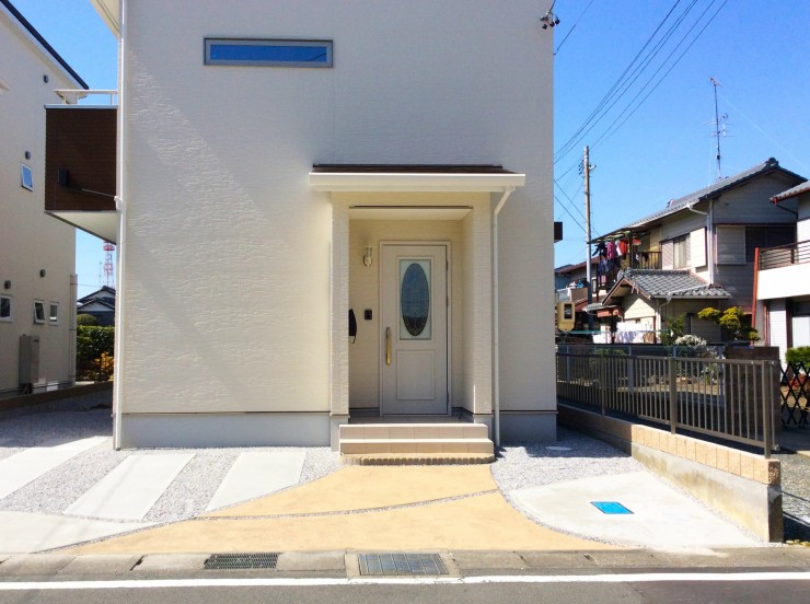優しい曲線を描くカラーコンクリートのアプローチ　浜松市東区　Y様邸